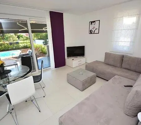 Apartment Mit Gemeinschaftspool Und Garten *