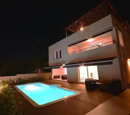 Apartment Mit Gemeinschaftspool Und Garten