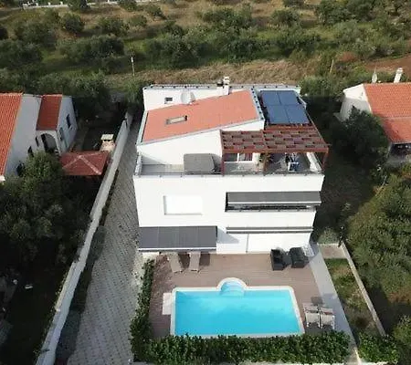 Mit Gemeinschaftspool Und Garten Apartment Sveti Filip i Jakov