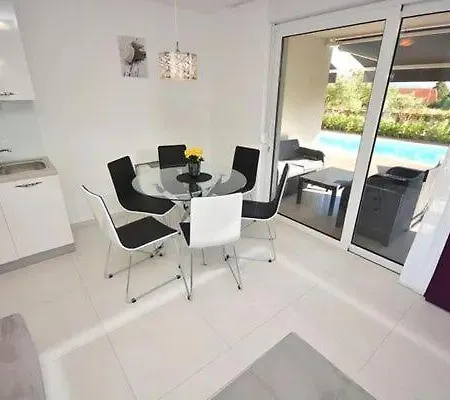 Mit Gemeinschaftspool Und Garten Apartment *